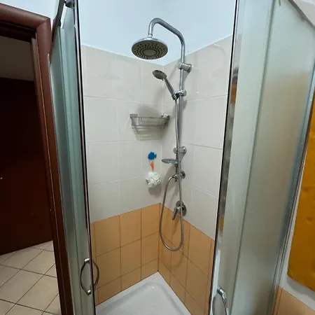 3 Bedrooms Lägenhet *